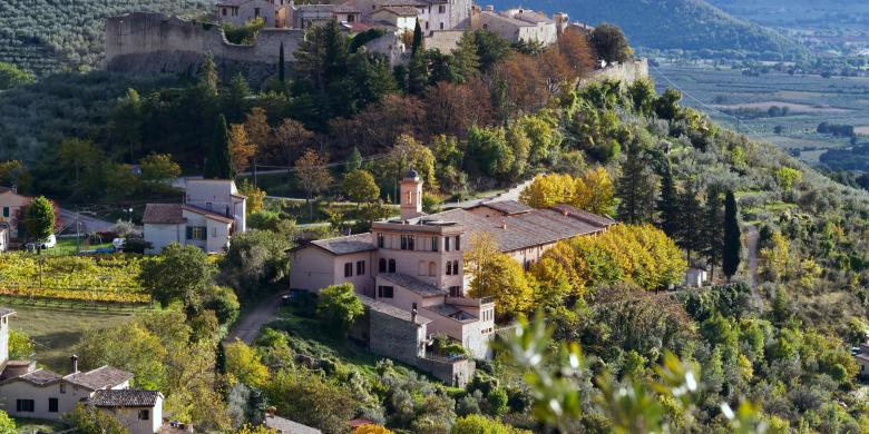 Immagine: Panoramic view of the Barnabite convent with Campello Alto perched on the hill behind it, surrounded by olive groves and woods 